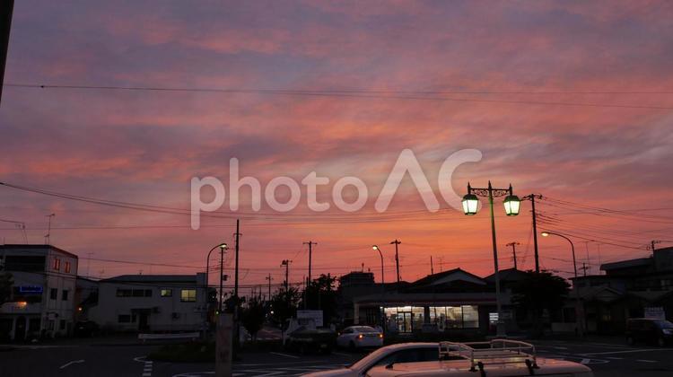 会社帰りの駅から夕焼けを見る 夕焼け,夕日,空の写真素材