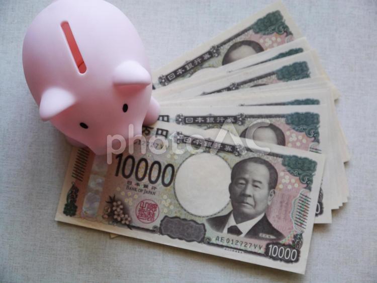 新札一万円札と豚の貯金箱（５） 家計,物価高,給付金の写真素材