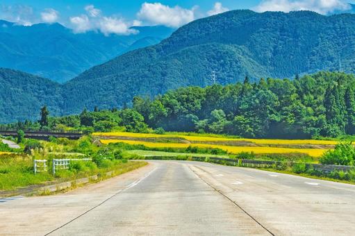 日本の山深い田舎の主要道路 田舎,風景,道路の写真素材
