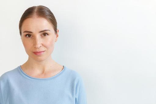 水色のカットソーを着た女性 女性,外国人,欧米人の写真素材