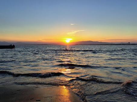 江の島から見る夕日　遠くに富士山 江の島,夕日,富士山の写真素材