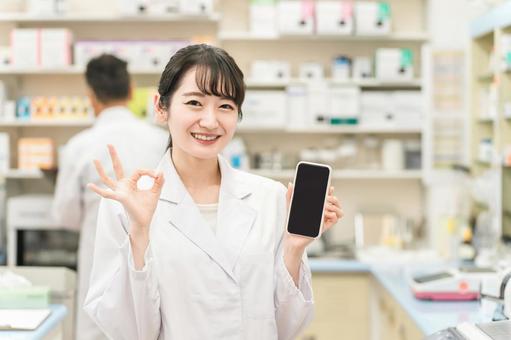 スマホを持つ薬剤師の女性（アプリ） 薬剤師,スマホ,アプリの写真素材