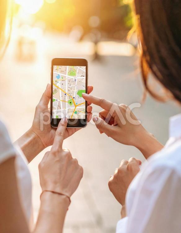 地図アプリをスマートフォンで使う人 地図アプリ,スマートフォン,スマホの写真素材