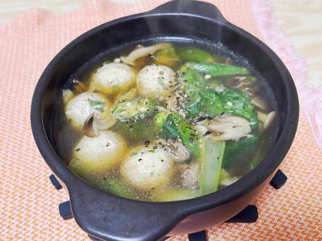 青菜ときのこと鶏団子の一人鍋スープ 鶏団子,鳥団子,スープの写真素材