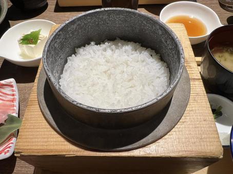 お釜の炊き立てご飯 お釜の炊き立てご飯の写真