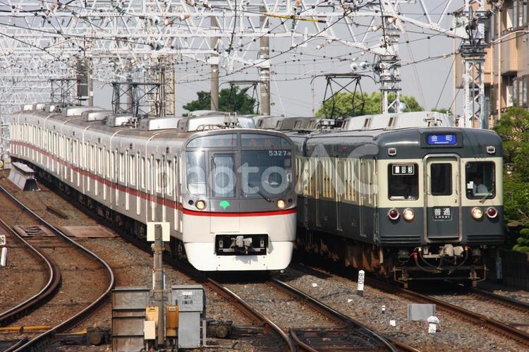 京成高砂駅に同時進入する都営車と京成車 鉄道,交通,電車の写真素材