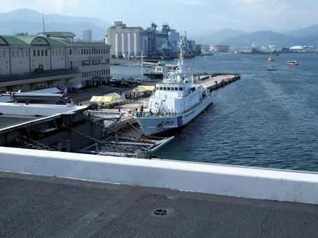 護衛艦ひゅうが甲板から見る巡視船おきつ 護衛艦ひゅうが甲板から見る巡視船おきつ 巡視船,おきつ,船の写真素材