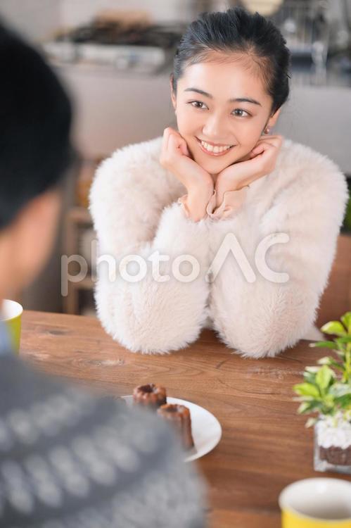彼氏の背中越しの頬杖をついている女性 女性,カップル,夫婦の写真素材