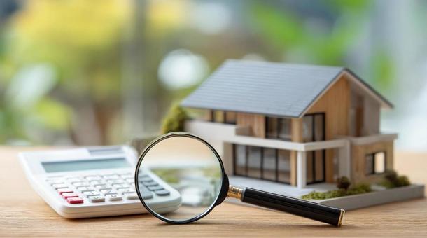 虫眼鏡と家と電卓の写真の写真