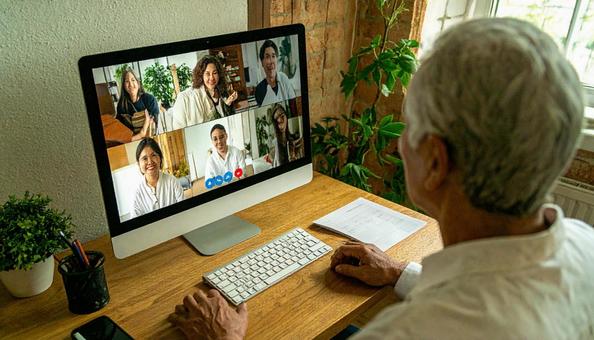 テレワークで打ち合わせする女性の写真