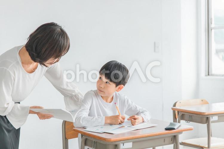 勉強する子供と指導する先生（個別指導） 勉強,子供,小学生の写真素材