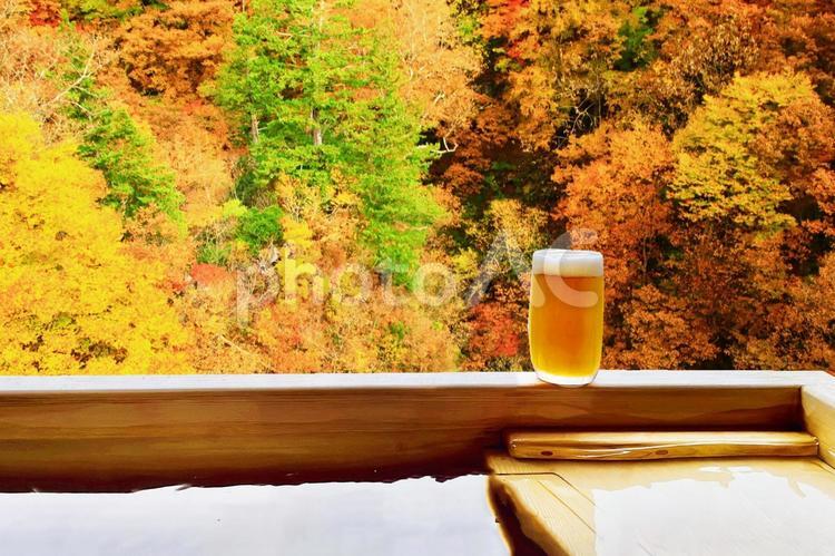 紅葉と温泉のイメージ 温泉,露天風呂,旅の写真素材