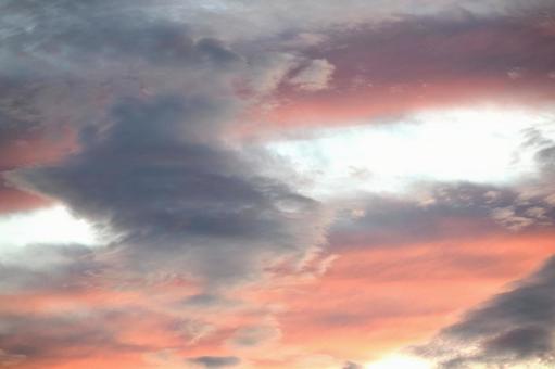 夕焼けが秋雲をオレンジ色に03 夕焼け雲,夕空,神秘的の写真素材