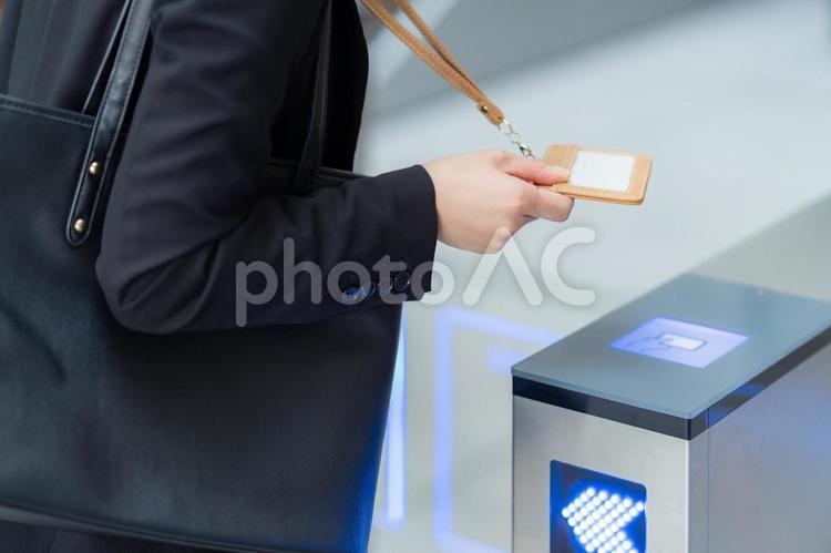 オフィスに通勤をするビジネスマン ビジネスマン,通勤,ビジネスの写真素材