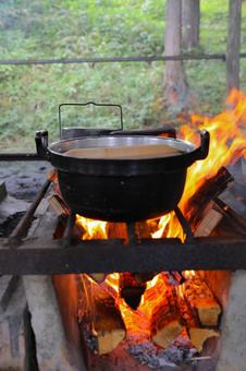 キャンプ キャンプ 飯盒炊爨,飯盒炊飯,林間学校の写真素材