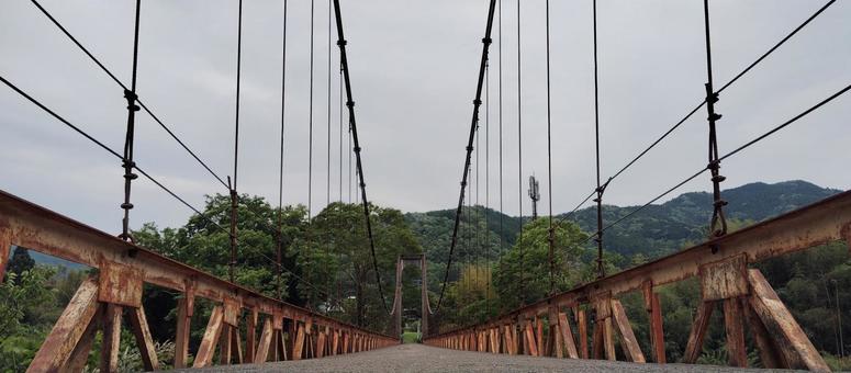 緑に眠るノスタルジックな吊り橋 緑に眠るノスタルジックな吊り橋 吊り橋,橋,レトロの写真素材