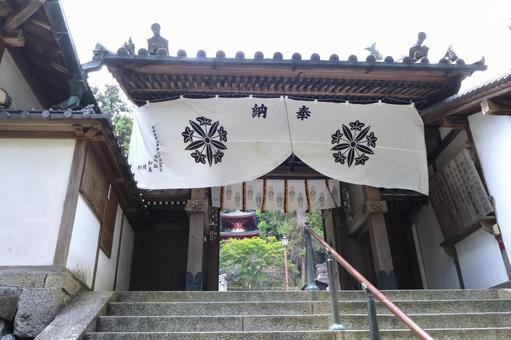 宝山寺 門から境内を臨む 奈良県生駒市 宝山寺 門から境内を臨む 奈良県生駒市 宝山寺,参道,境内の写真素材