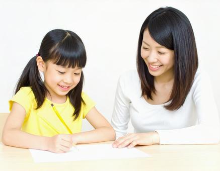 勉強をしている 児童と女性 6 勉強をしている 児童と女性 6の写真