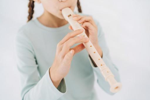 リコーダーを演奏する女の子の鼻から下 リコーダーを演奏する女の子の鼻から下の写真