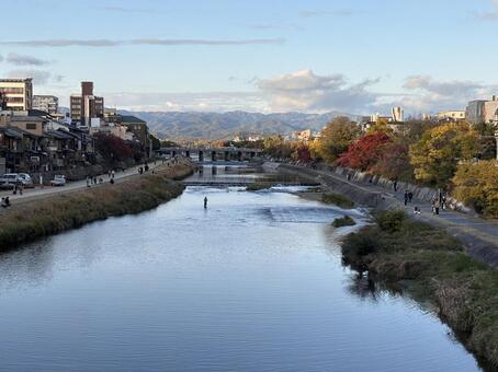 鴨川と北山 京都,四条大橋,鴨川の写真素材