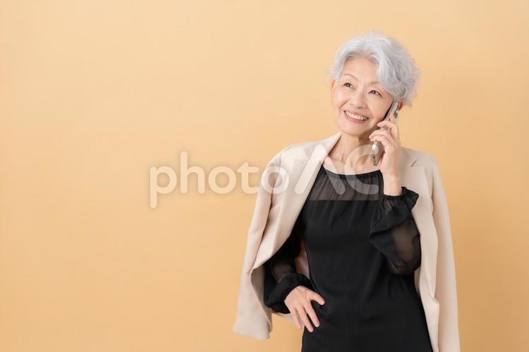 ベージュバックのシニアのビジネスウーマン ビジネス,女性,シニアの写真素材