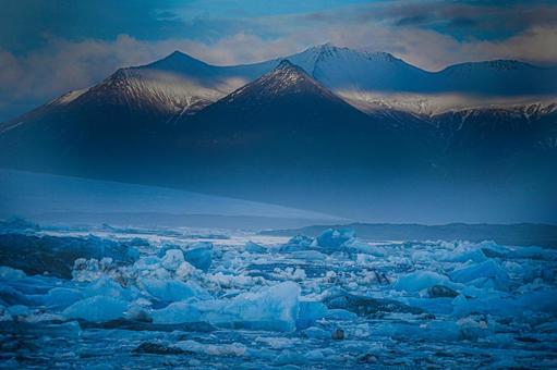 アイスランドの山脈と氷河湖 山,氷河湖,雪の写真素材