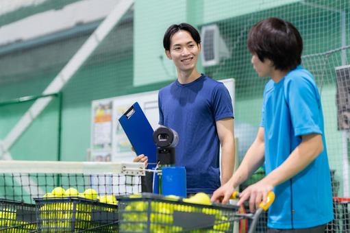 スポーツジムでテニスをする若い男性 テニス,テニススクール,スポーツジムの写真素材