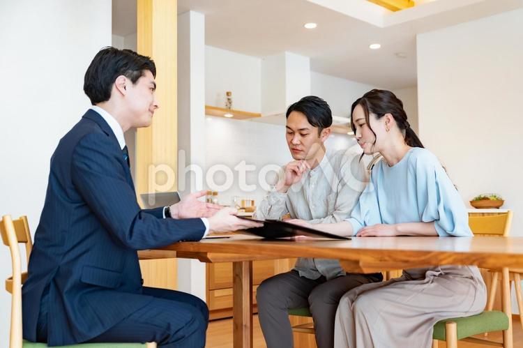 話を聞くカップル ビジネスマン,相談,夫婦の写真素材