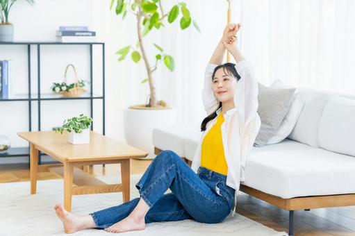 リビングでくつろぐ女性 リビングでくつろぐ女性 女性,笑顔,ポートレートの写真素材