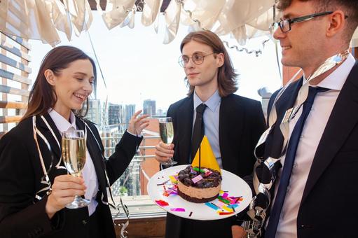 ケーキを持ち喜ぶスーツの女性 男女,外国人,ビジネスの写真素材