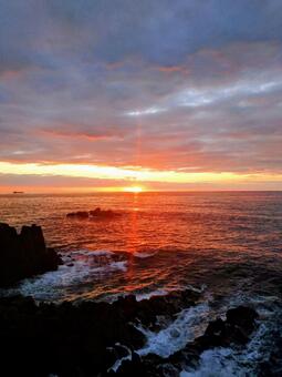 日本海に沈む夕日 海,夕暮れ,夕日の写真素材
