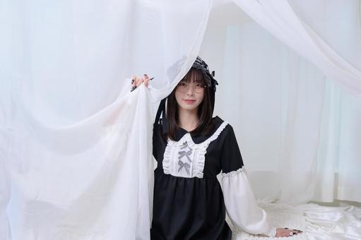 メガネをかけてカメラ目線の地雷系女子 メガネをかけてカメラ目線の地雷系女子 眼鏡,メガネ,20代の写真素材