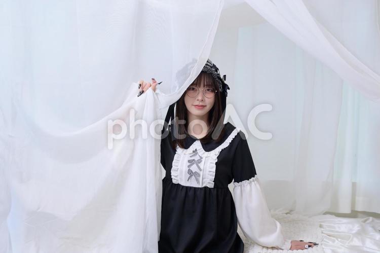 メガネをかけてカメラ目線の地雷系女子 眼鏡,メガネ,20代の写真素材