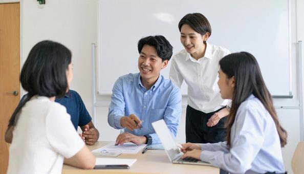 英会話教室で英語を教える男性講師 英会話教室で英語を教える男性講師の写真