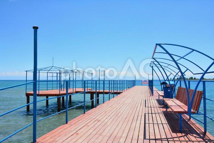 夏のキルギス・イシククル湖の桟橋 イシククル湖,イシク湖,イスィククリ湖の写真素材