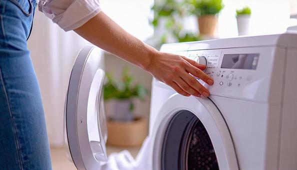 洗濯機のふたをあける女性の手 洗濯機のふたをあける女性の手の写真