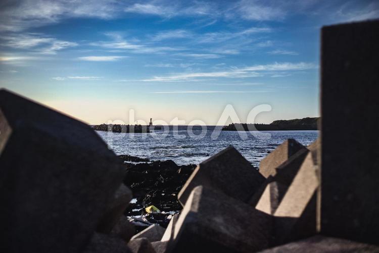 ＜素材＞夕暮れの海辺とテトラポッドの景色 風景,夏,夕方の写真素材