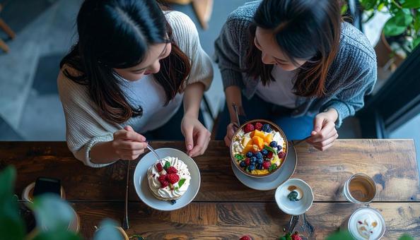 カフェでパフェを食べる女友達 カフェでパフェを食べる女友達の写真