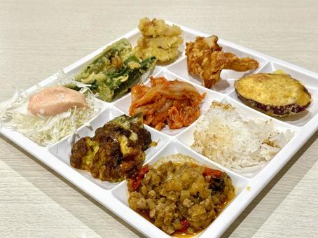 バイキングの盛り付け　バランス重視 カラフル,色とりどり,キムチの写真素材