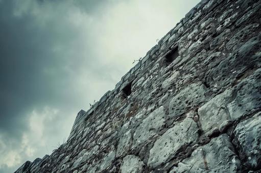 古城の石壁と曇天の写真