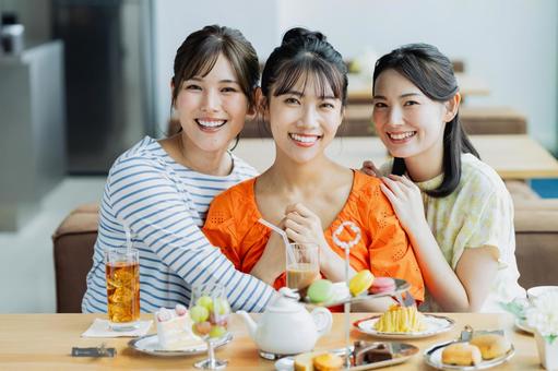 カフェでアフタヌーンティーを楽し女性 カフェでアフタヌーンティーを楽し女性 アフタヌーンティー,ヌン活,女性の写真素材