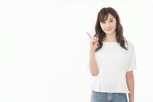 若い女性 指差し 若い女性 指差しの写真