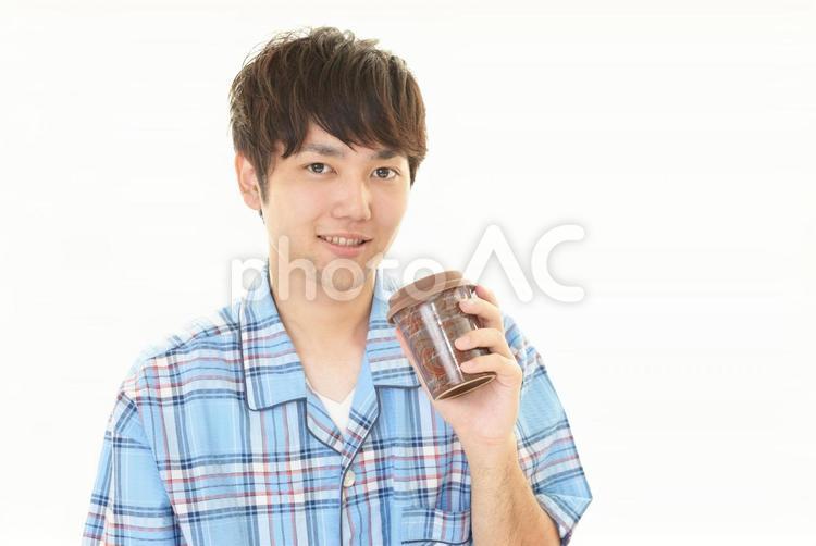飲み物を飲むパジャマ姿の男性 男性,健康,飲み物の写真素材