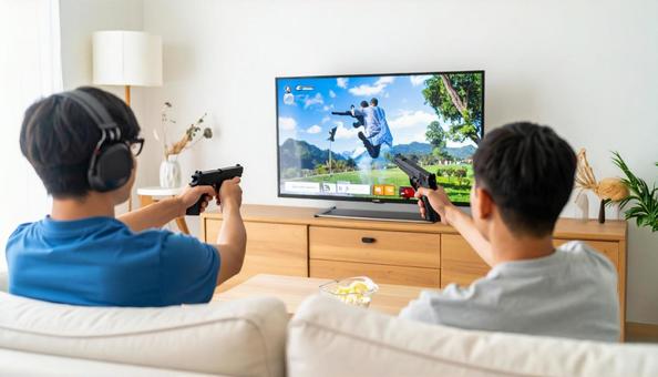 ガンシューティングゲームで遊ぶ男性 ガンシューティングゲームで遊ぶ男性の写真