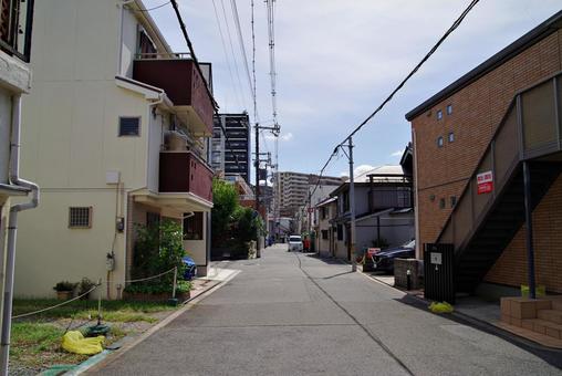 大阪都心近くの住宅街風景 町角,道路,隘路の写真素材