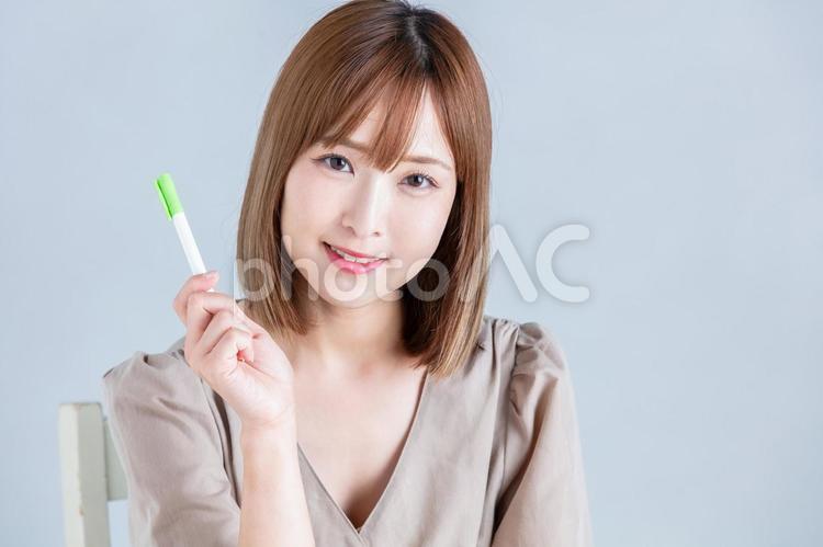 ペンを持った女性　 with a pen ペン,女性,ポートレートの写真素材