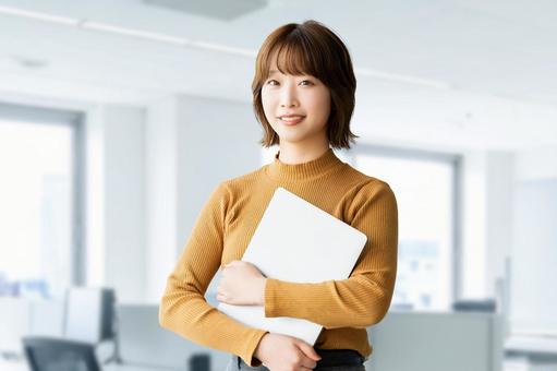 パソコンを持つ女性・ビジネスウーマン 女性,パソコン,笑顔の写真素材