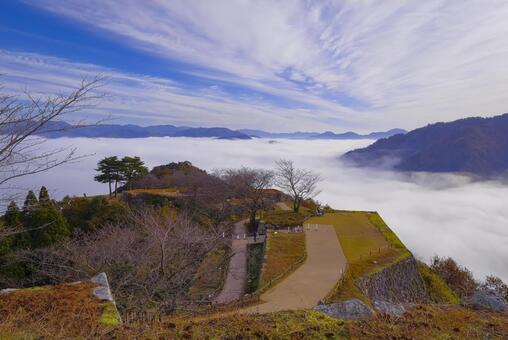 竹田城跡を包む壮大な雲海と秋の絶景 竹田城跡,雲海,天空の城の写真素材