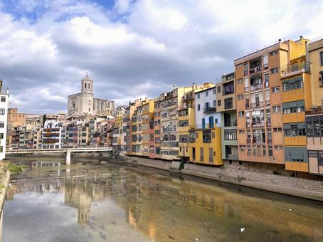 ジローナの家並みとサント・フェリウ教会 スペイン,ジローナ,バルセロナ郊外の写真素材
