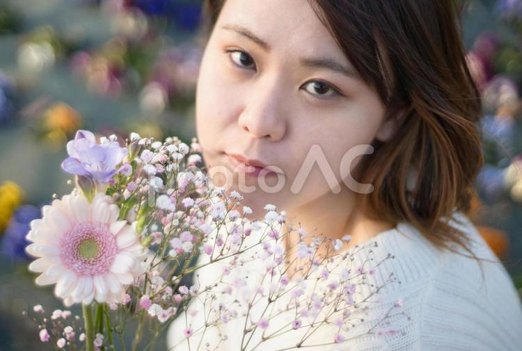 可愛い日本人の笑顔の女性と花 女性,春,女の子の写真素材